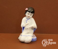 Скульптура "Китаянка вышивает"